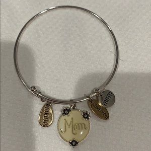 NWOT silver MOM bracelet